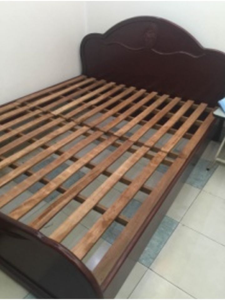 Giường gỗ xoan đào tự nhiên